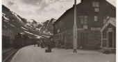 Myrdal-Station-Bergensbanen-Damptog-på-perron-og-personer-Godt-ubrugt-kort.jpg